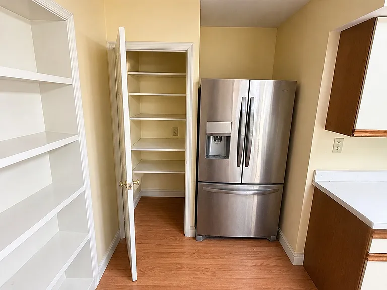 214 E 4th St — Photo 7