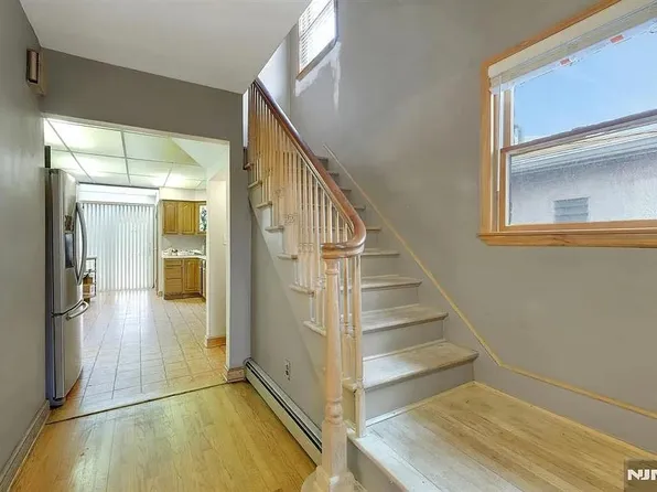 451 Wilfred Terrace image 7 of 21