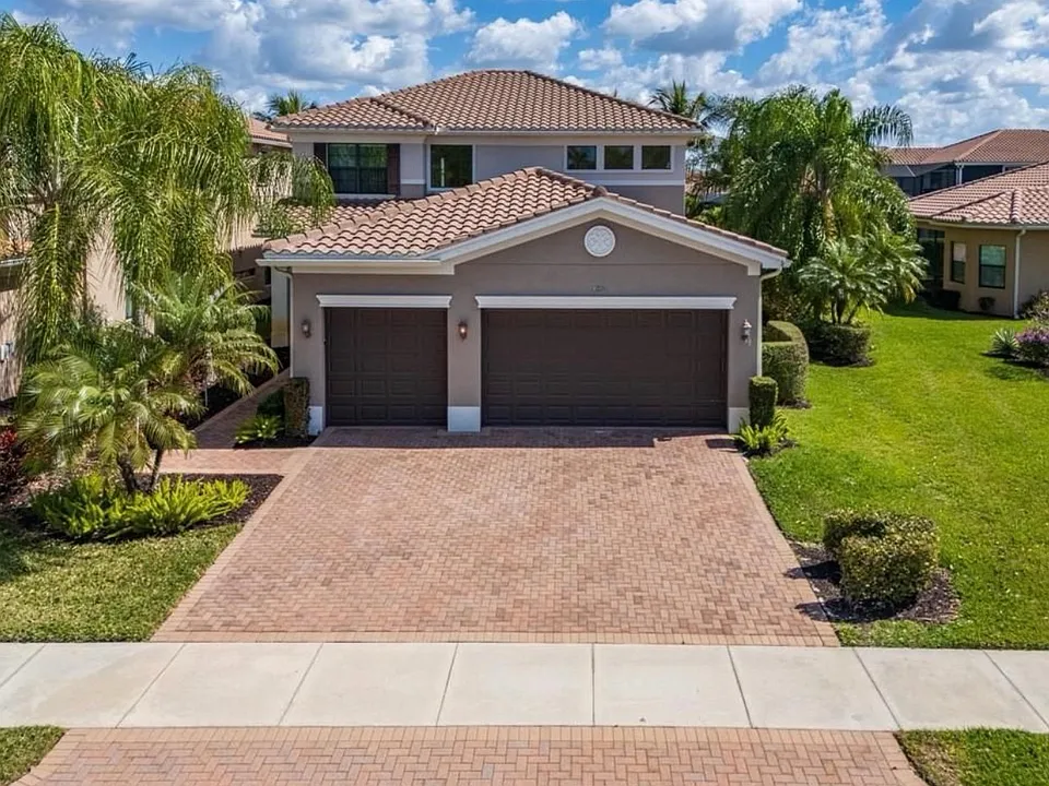 3296 Pacific Dr