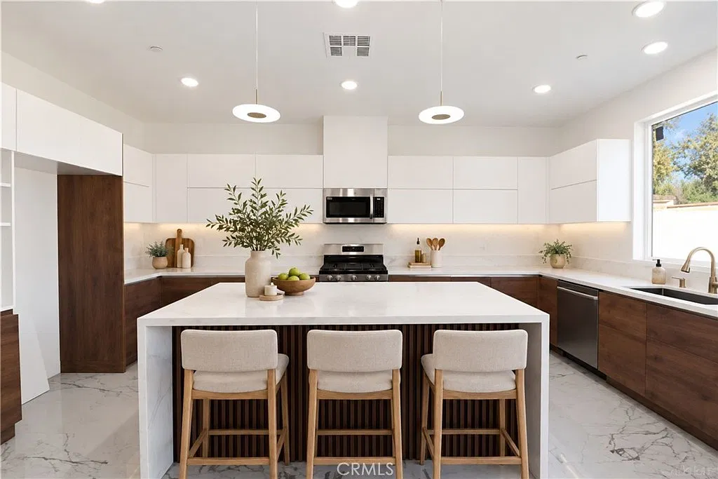 4 bed, 3.5 bath, 2000 sqft, $3,800 — Photo 4