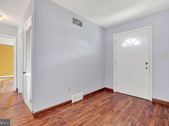 3rd image of 2081 Park St
