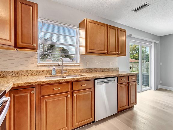 3rd image of 1016 W Lakewood Rd #0