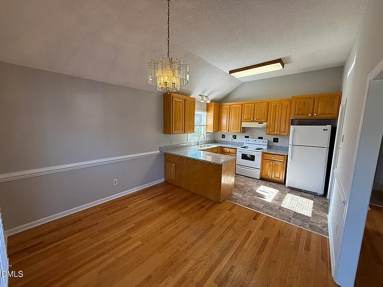 405 Avent Cir — Photo 7