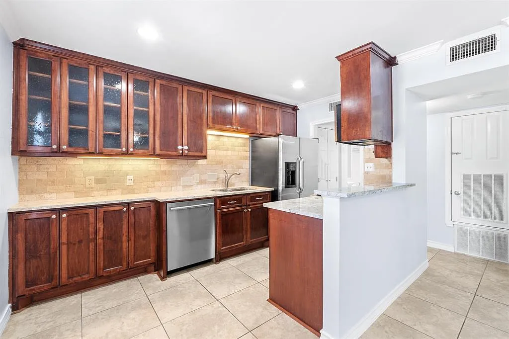 1 bed, 1.0 bath, 500 sqft, $1,300 — Photo 2