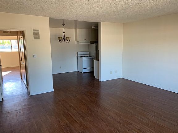 3rd image of 508 N Kenmore Ave APT 13