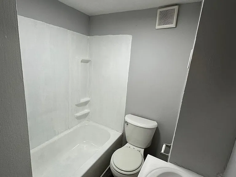 437 Sharon Ave — Photo 3