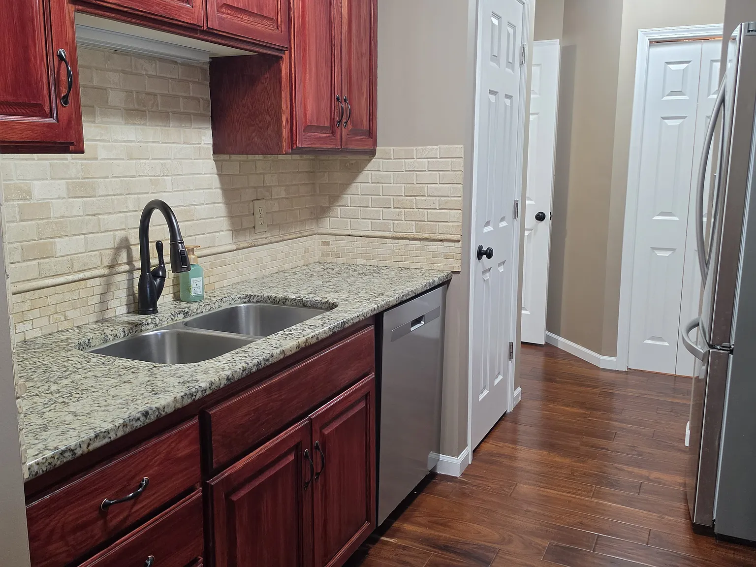 3 bed, 1390 sqft, $2,100 — Photo 3