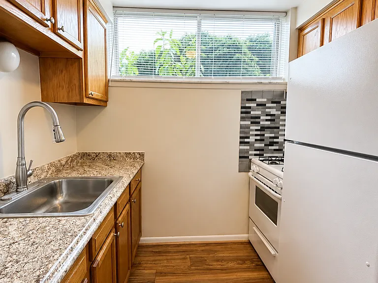 150 Huronview Ct — Photo 6