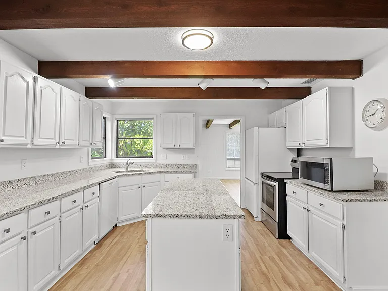 65 Pinehill Trl W #W — Photo 1