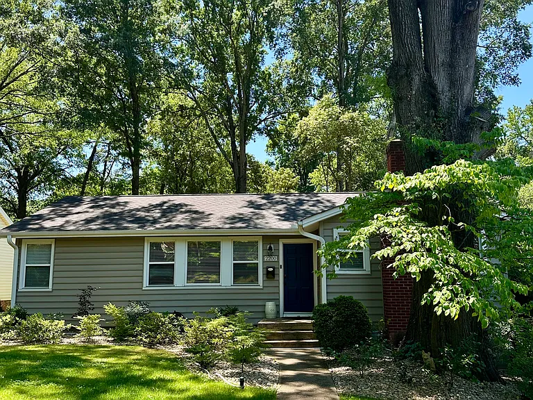 2200 Laburnum Ave — Photo 1