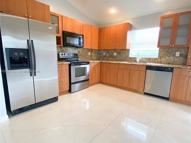 487 SE 20th Dr — Photo 4