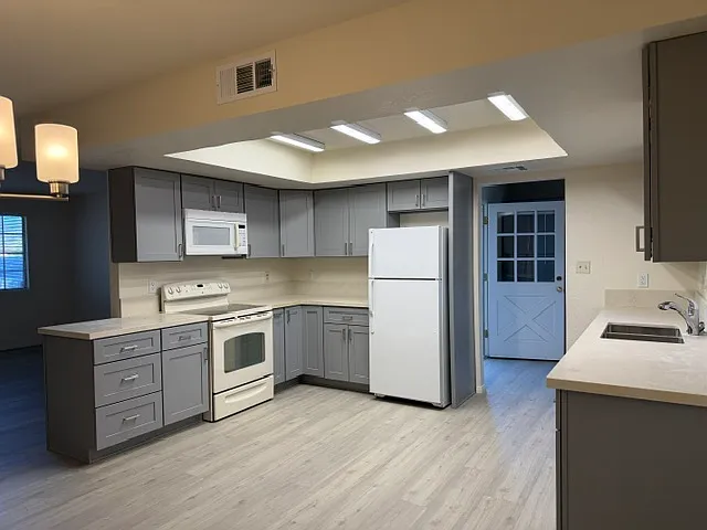 2 bed, 950 sqft, $1,200 — Photo 4