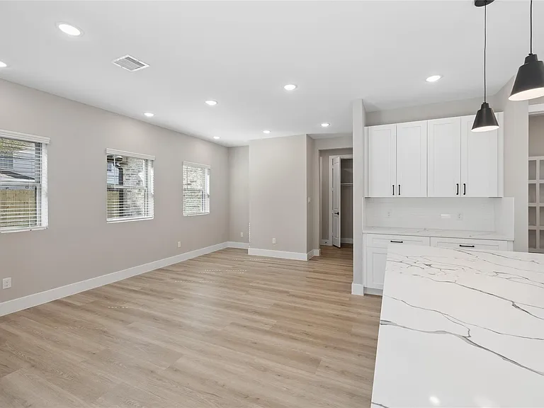 2603 Martinas — Photo 8