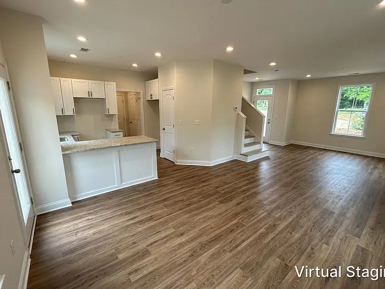 215 W Chappell St — Photo 3