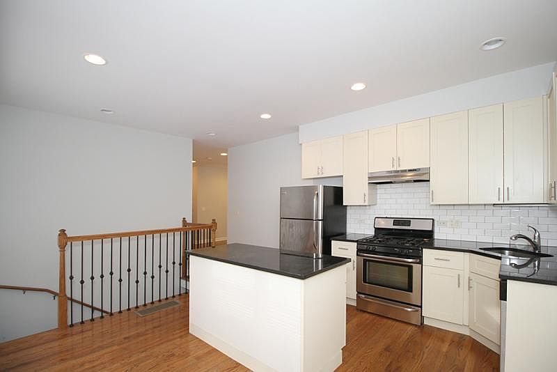 1st image of 855 W Cornelia Ave #Onee