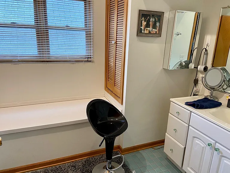 1345 W Fletcher St #2 — Photo 8
