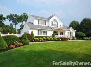8 Weeping Cherry Ln, Commack, NY 11725