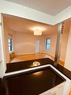 Rented by Metropolis Real Estate of Manhattan | media 7