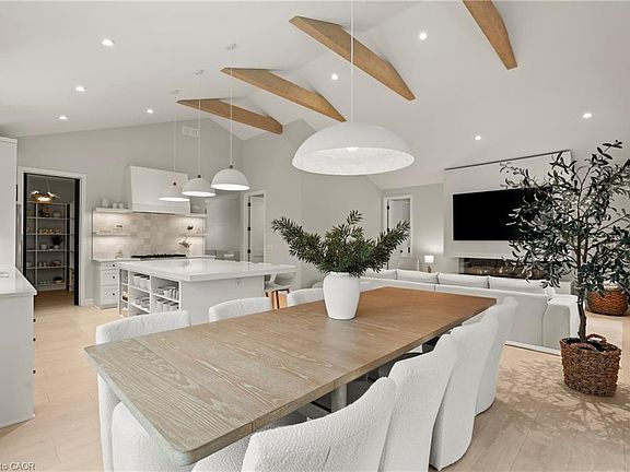 3rd image of 27 Maple Leaf Ave S