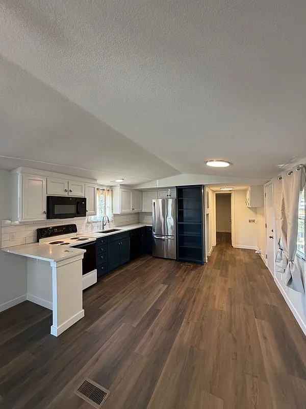 3 bed, 2.0 bath, 1000 sqft, $1,900 — Photo 2