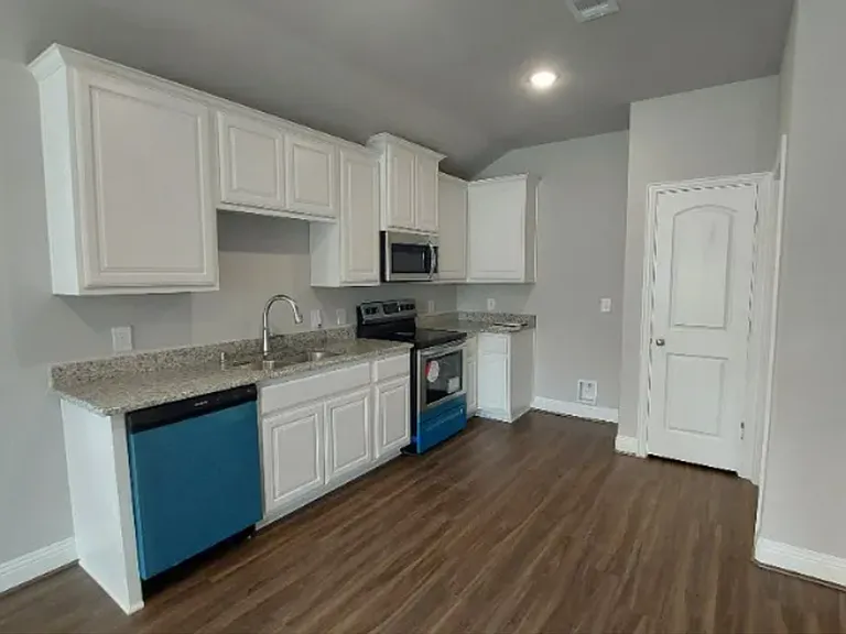 1425 Waverley Dr — Photo 2