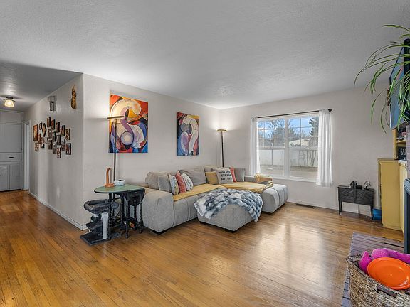 3rd image of 810 NE Clifton Ave