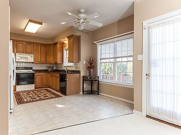 Kitchen w/ granite