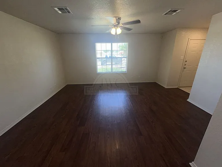 912 McDaniel Cir — Photo 7