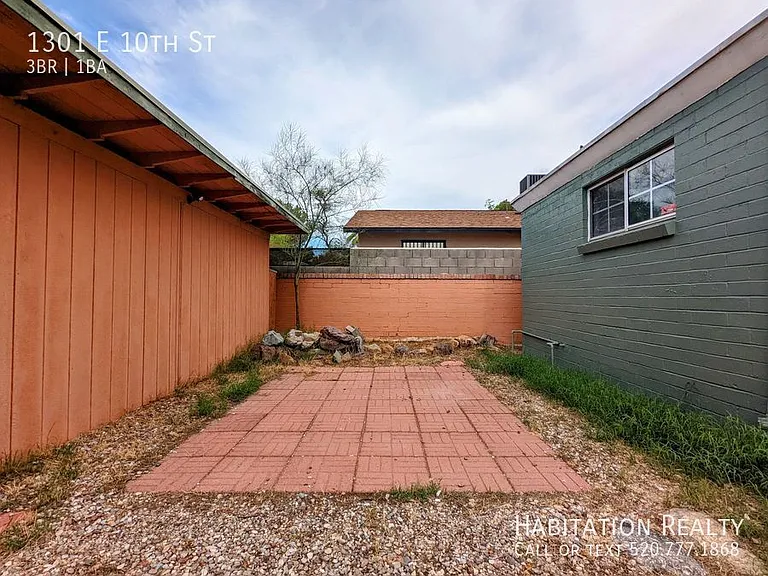 1301 E 10th St — Photo 13