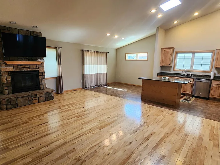 1329 Pinecrest Ln — Photo 1