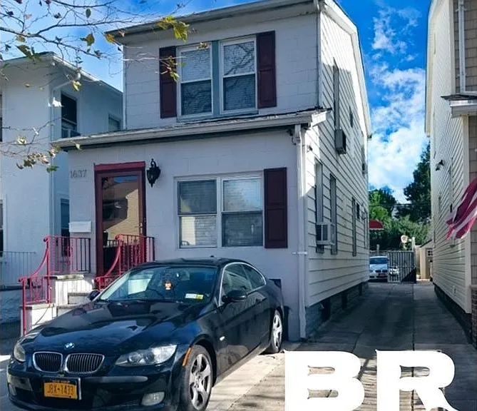 1637 W 2nd St — Photo 1