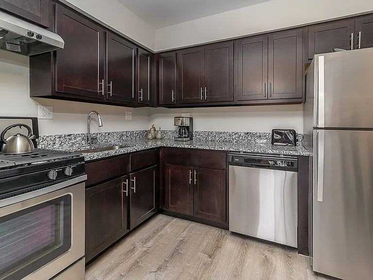 Edgewood Apartments — Photo 7