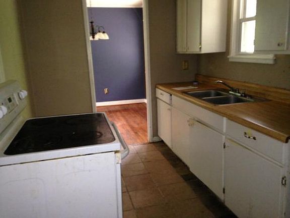 3rd image of 711 Seymour Dr