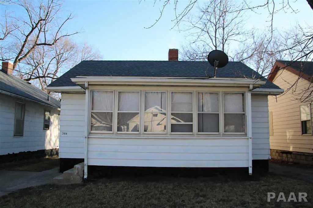2416 W Howett St photo 1