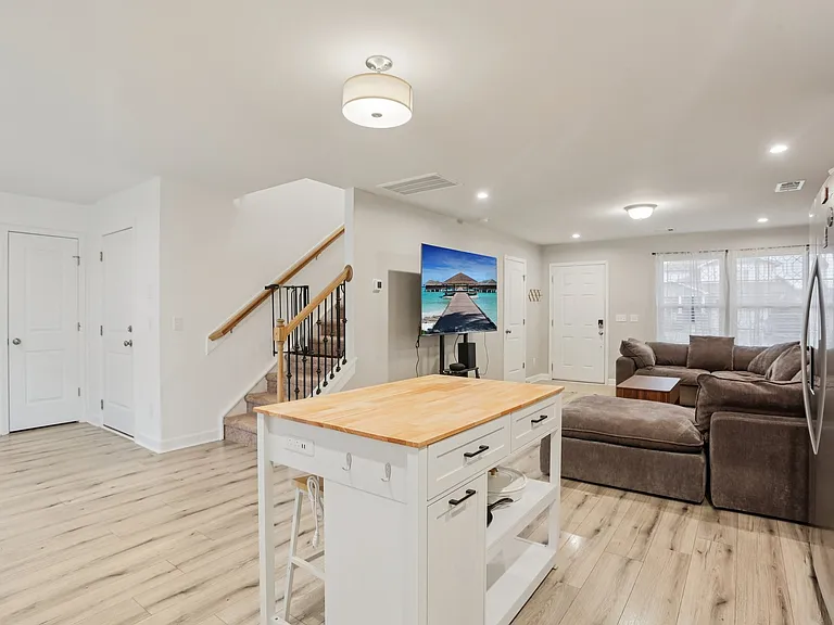 207 Mount Royal Ct — Photo 12