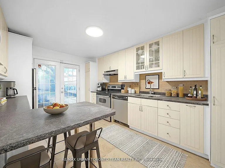 880 Dundas St E #MAIN — Photo 3