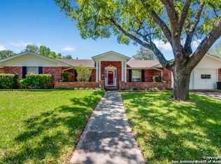 430 Crestwind Dr, Windcrest, TX 78239