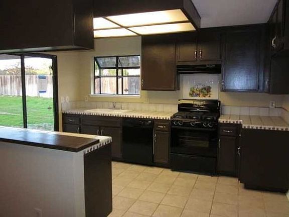 4th image of 577 Crestwood Dr