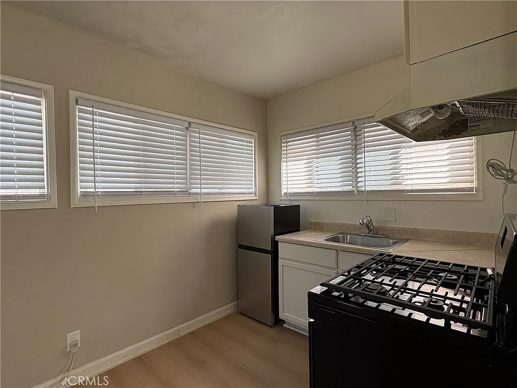 Studio, 300 sqft, $1,895 — Photo 3