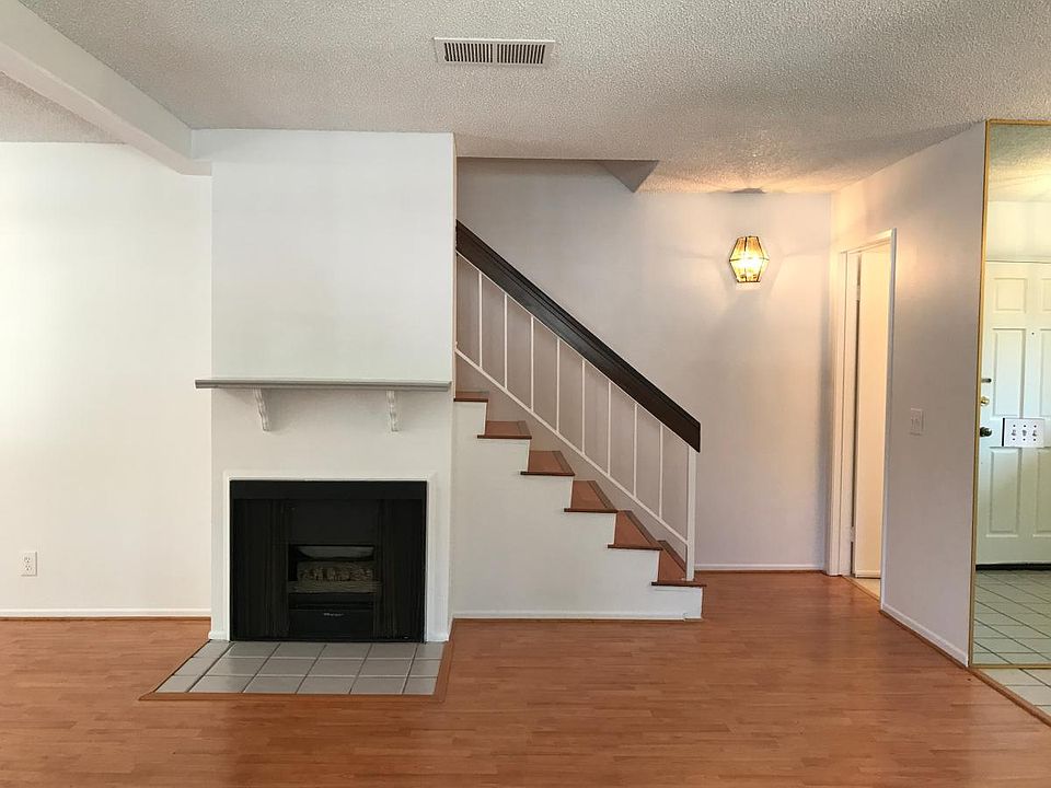 living room / gas fireplace