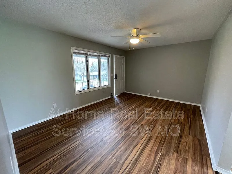 2 bed, 1.5 bath, 900 sqft, $1,025 — Photo 4