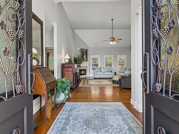 5th image of 402 Five Oaks Blvd