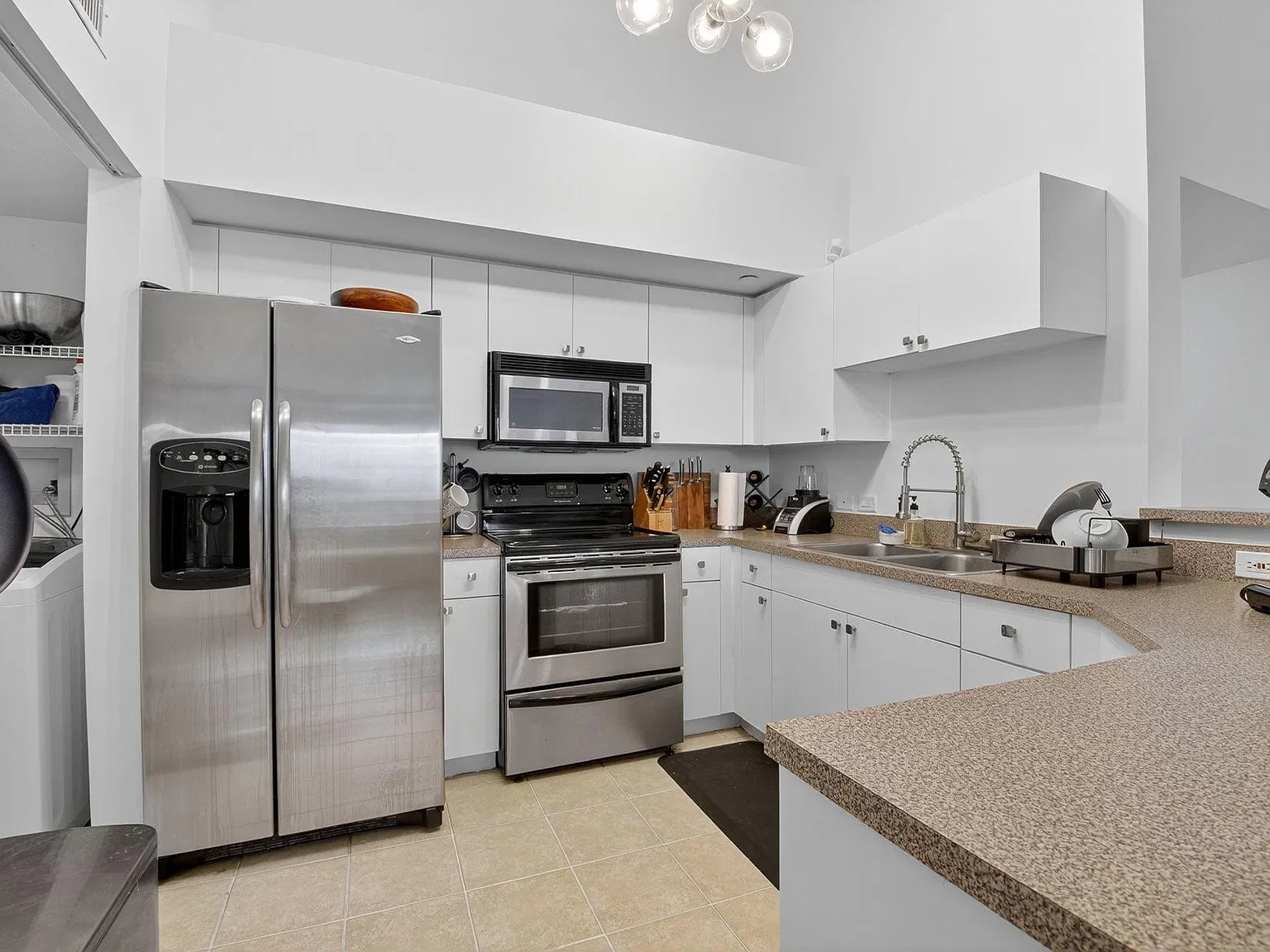 3 bed, 2.0 bath, 1233 sqft, $2,600 — Photo 4