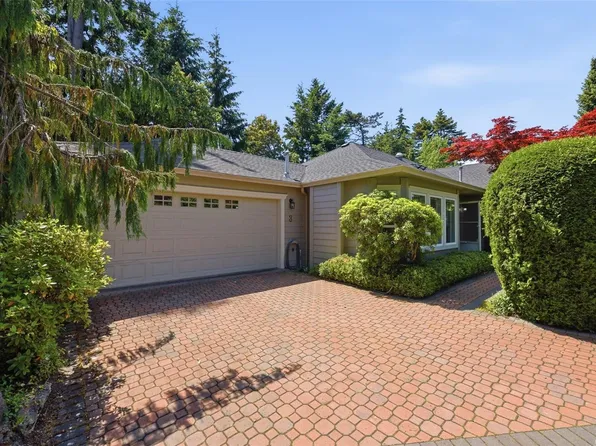118 Aldersmith Pl #3, View Royal, BC V9A 7M9
