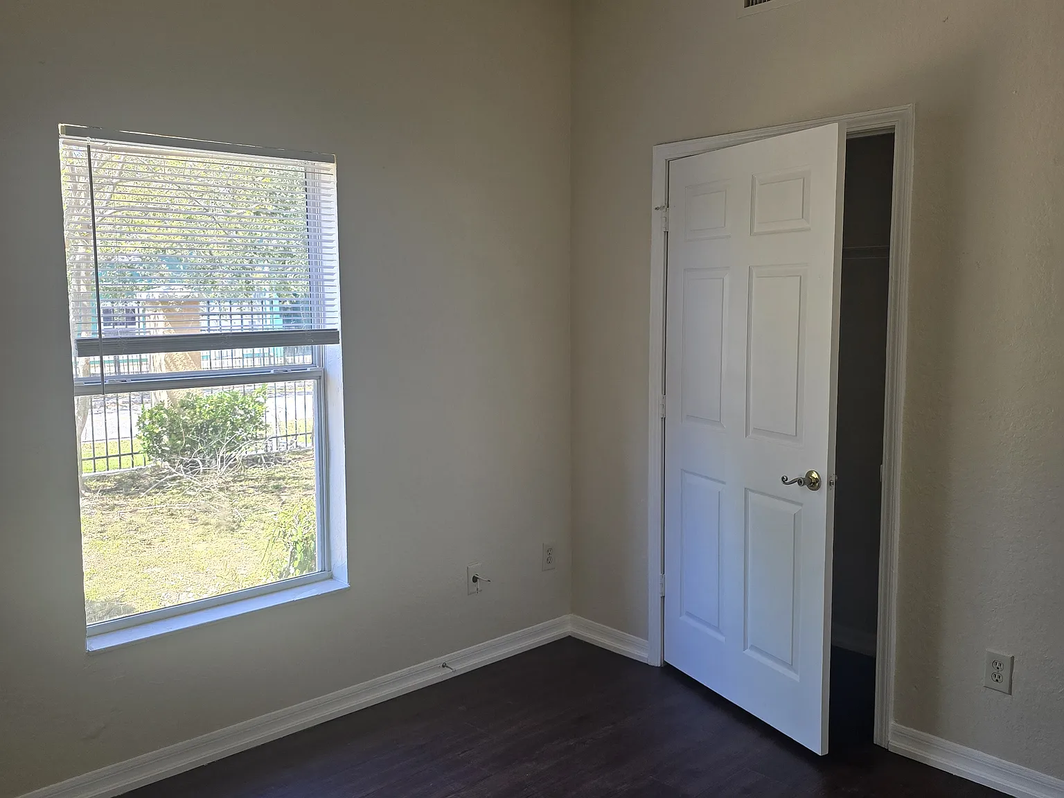 3 bed, 1100 sqft, $1,900 — Photo 4