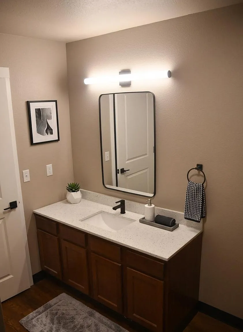 Silverthorne Apartments- Ottumwa 119/121/131 — Photo 3