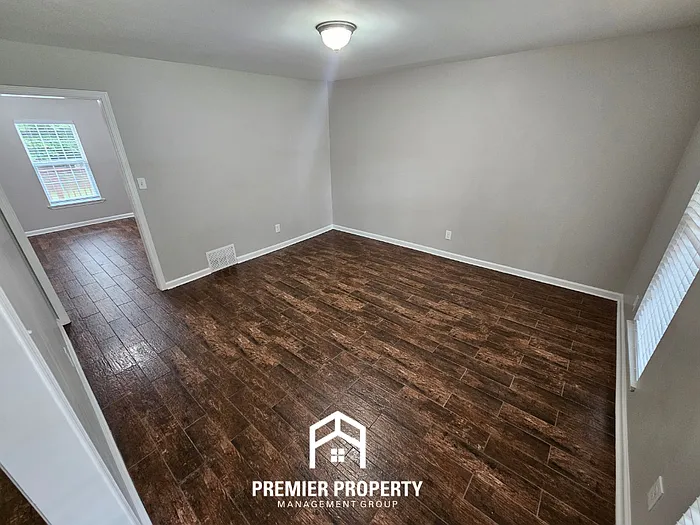 6 bed, 3.0 bath, 3305 sqft, $3,095 — Photo 2