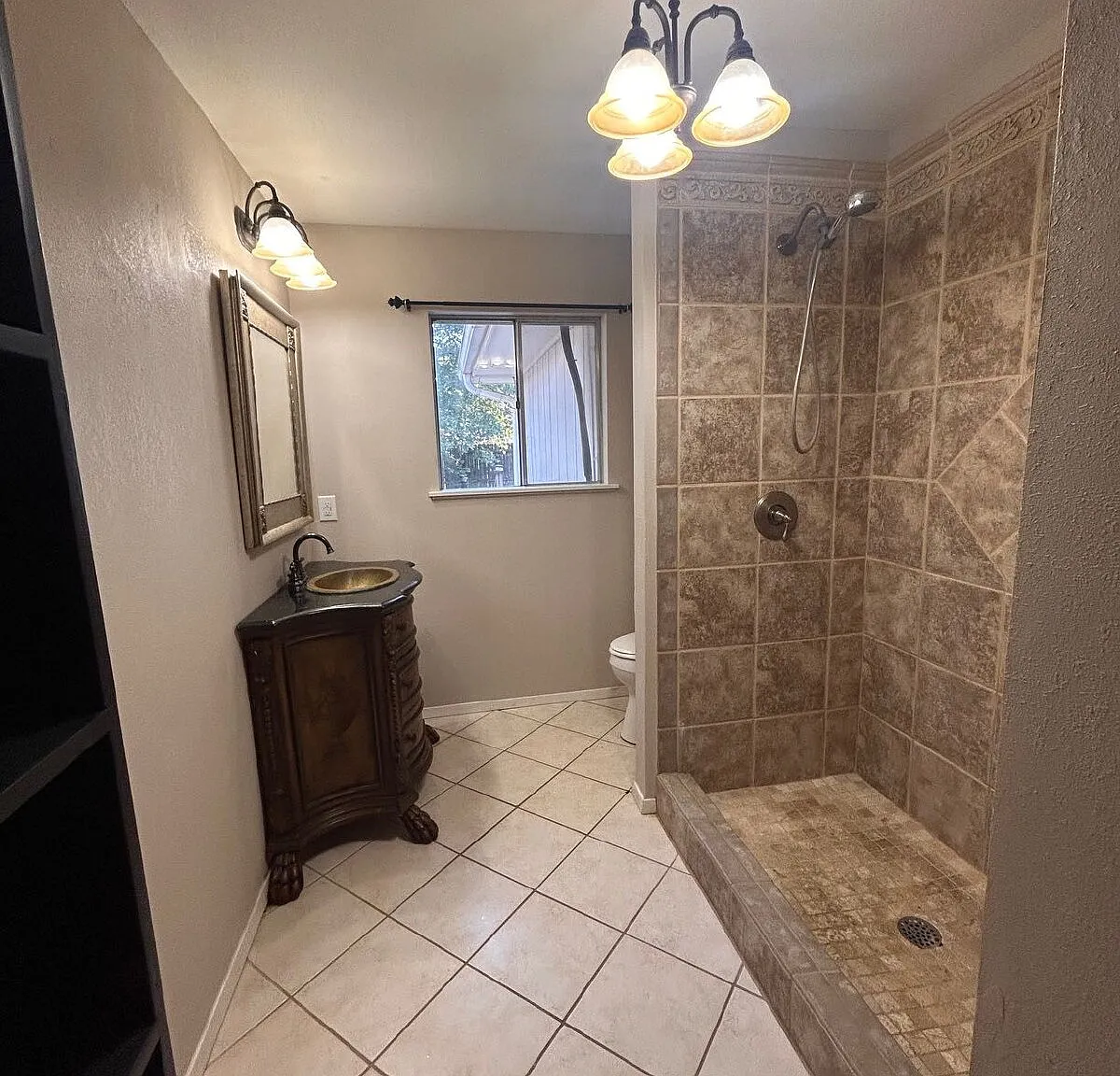 3 bed, 2.0 bath, 2070 sqft, $1,600 — Photo 4