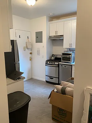 Rented by Current Real Estate Advisors | media 10