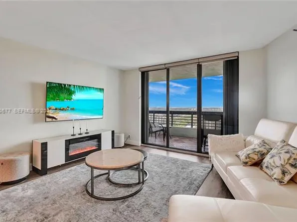 3500 Mystic Pointe Dr, Miami, FL